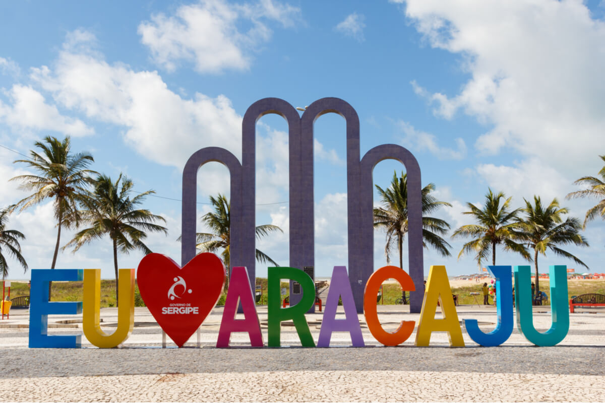 Monumento Eu Amo Aracaju e Arcos da Orla de Atalaia no roteiro Aracaju em 3 dias da Lucivaldo Turismo